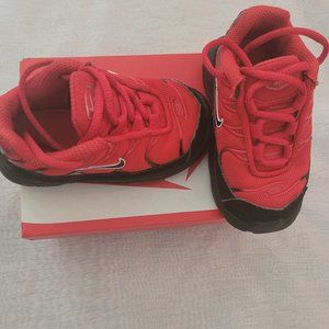 Size 4c - NIKE little Air Max Plus (TD) - University Red and black